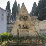 La nostra prima tappa � il campo n.6, l� dove si trovano alcune delle tombe pi� antiche. Tra queste alcune dalla strana forma piramidale, rimando all�orientamento massonico della famiglie qui sepolte. Ne � esempio il mausoleo della famiglia Losacco-Triggiani